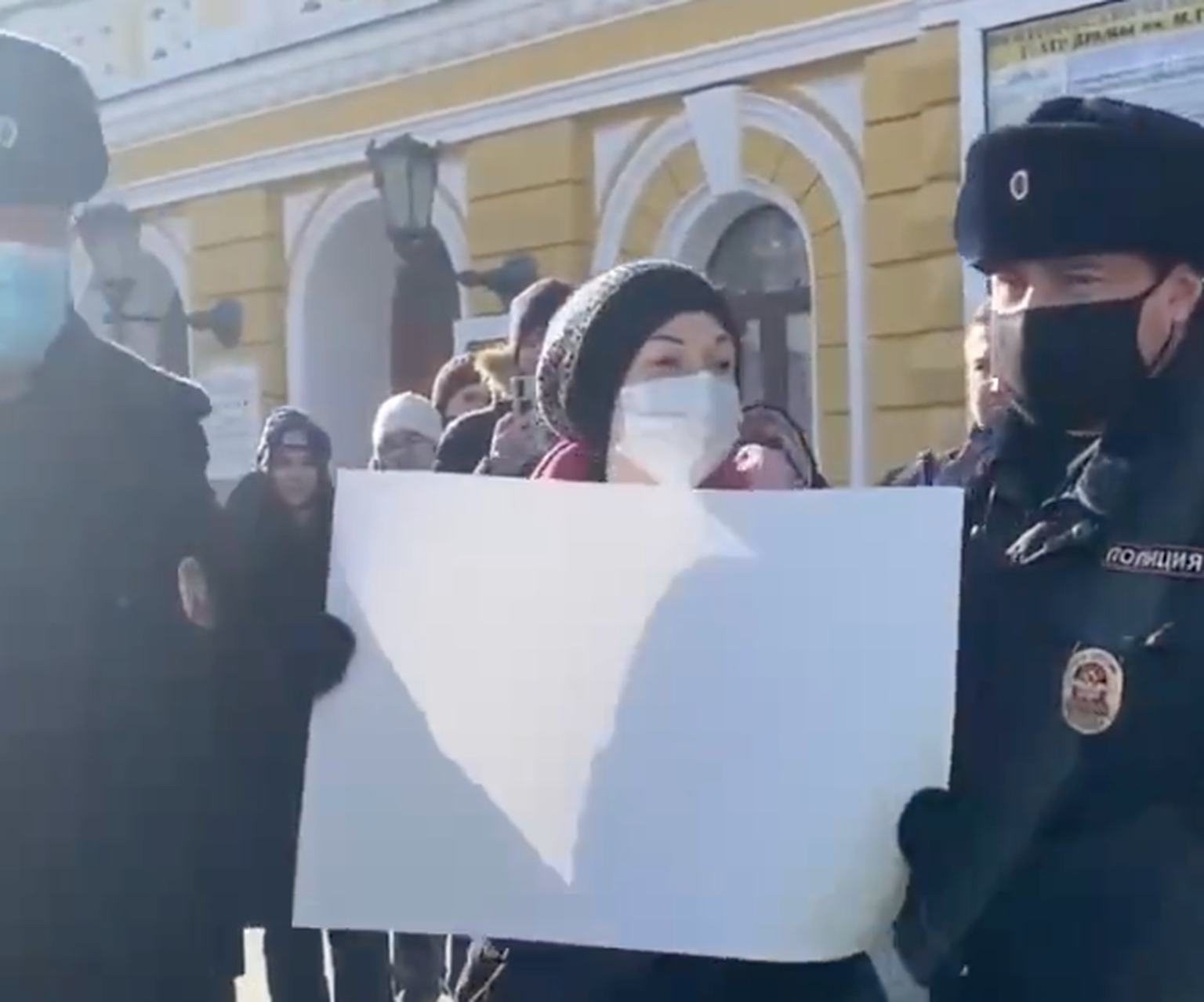 Venemaal pidas politsei kinni tühja plakatiga protesteerinud naise.