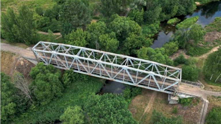 Dzelzceļa tilts pār Mazo Juglu. Ropažu novads, Stopiņu pagasts, bijusī dzelzceļa līnija Rīga-Ērgļi, pie Upeslejām.