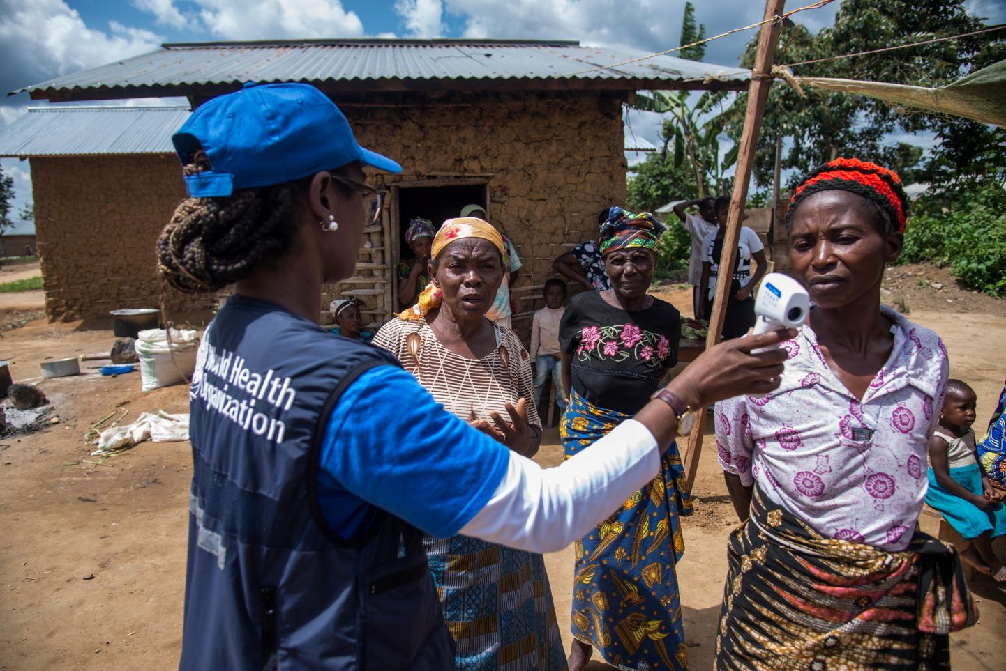 WHO epidemoloogiameeskonna juht Marie-Roseline Darnycka Belizaire selgitamas Kongo DVs Manginas kohalikele naistele, kuidas hoiduda ebaolasse nakatumast.