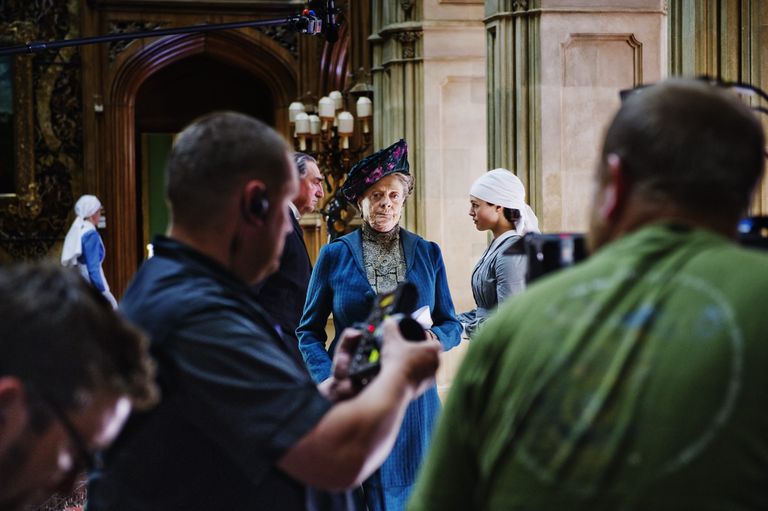 Seriaali «Downton Abbey» võtted Highclere'i lossis. Pildil keskel Maggie Smith leskhertsoginna Violetina