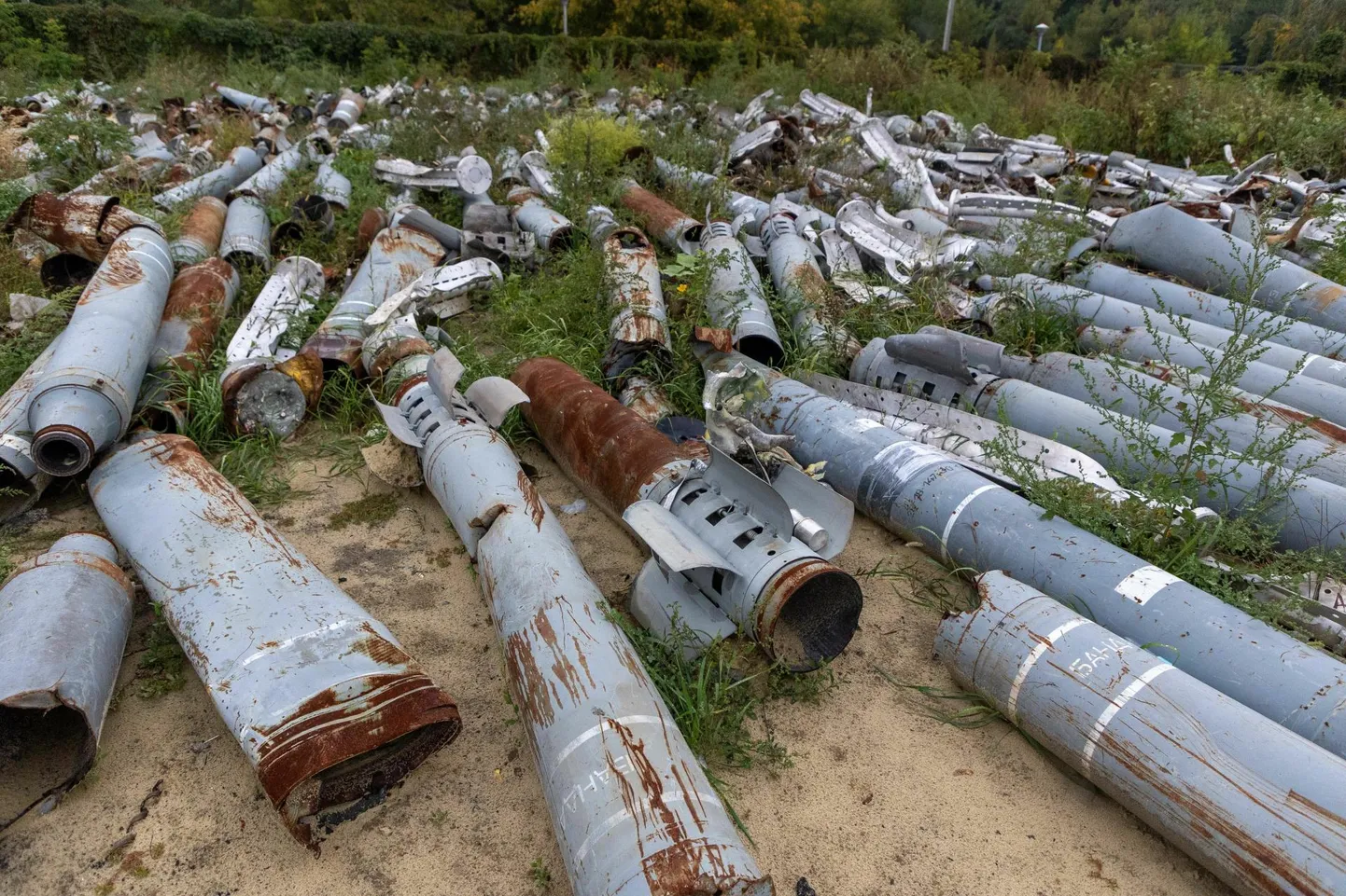 Harkivi pihta lastud Smertš- ja Uragan-süsteemide raketijäänused Venemaa sõjakuritegude tõendite laoplatsil Ukrainas. Fotol on vaid väike osa rakettidest, sest pildistada tohtis ainult nii, et poleks aru saada, kus see hoidla asub.