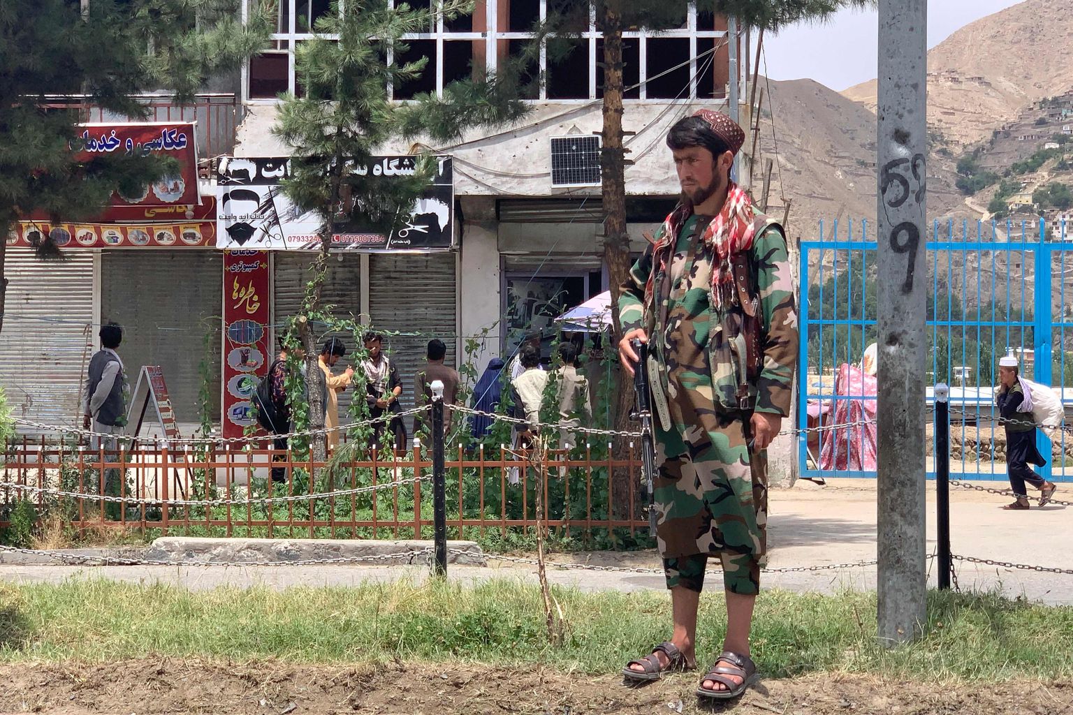 Talibani võitleja valvab teisipäevase plahvatuskoha lähedal Faizabadis.