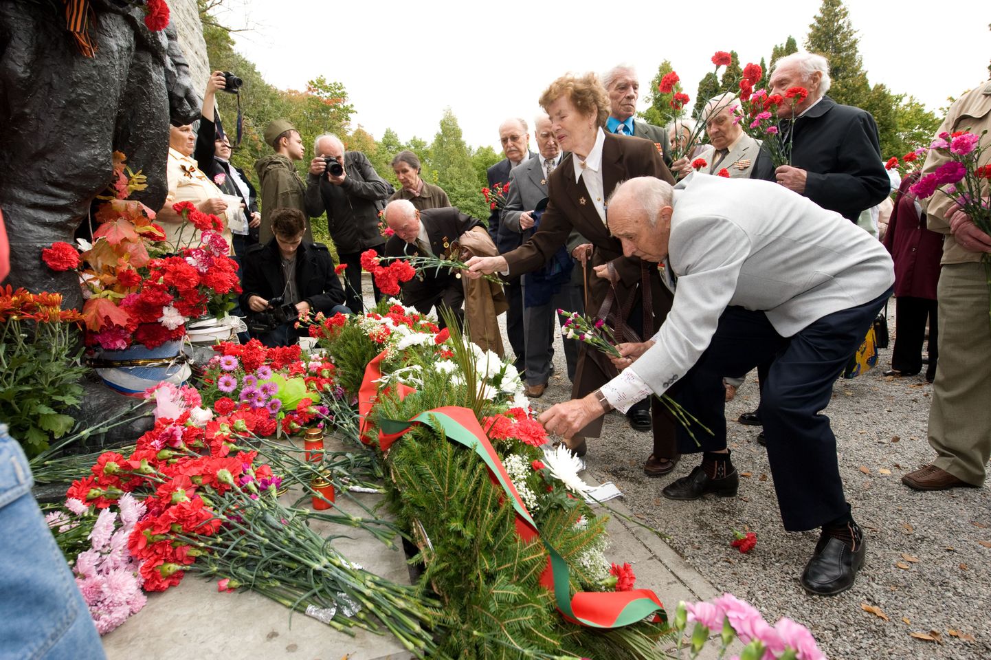 22 сентября у памятника павшим на Военном кладбище Таллинна. Ветераны возлагают цветы к Бронзовому солдату.