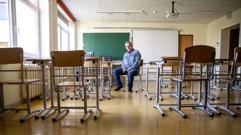 Učitelja matematike v Loo so odpustili zaradi neprimerne komunikacije z učenko, policija ga je aretirala