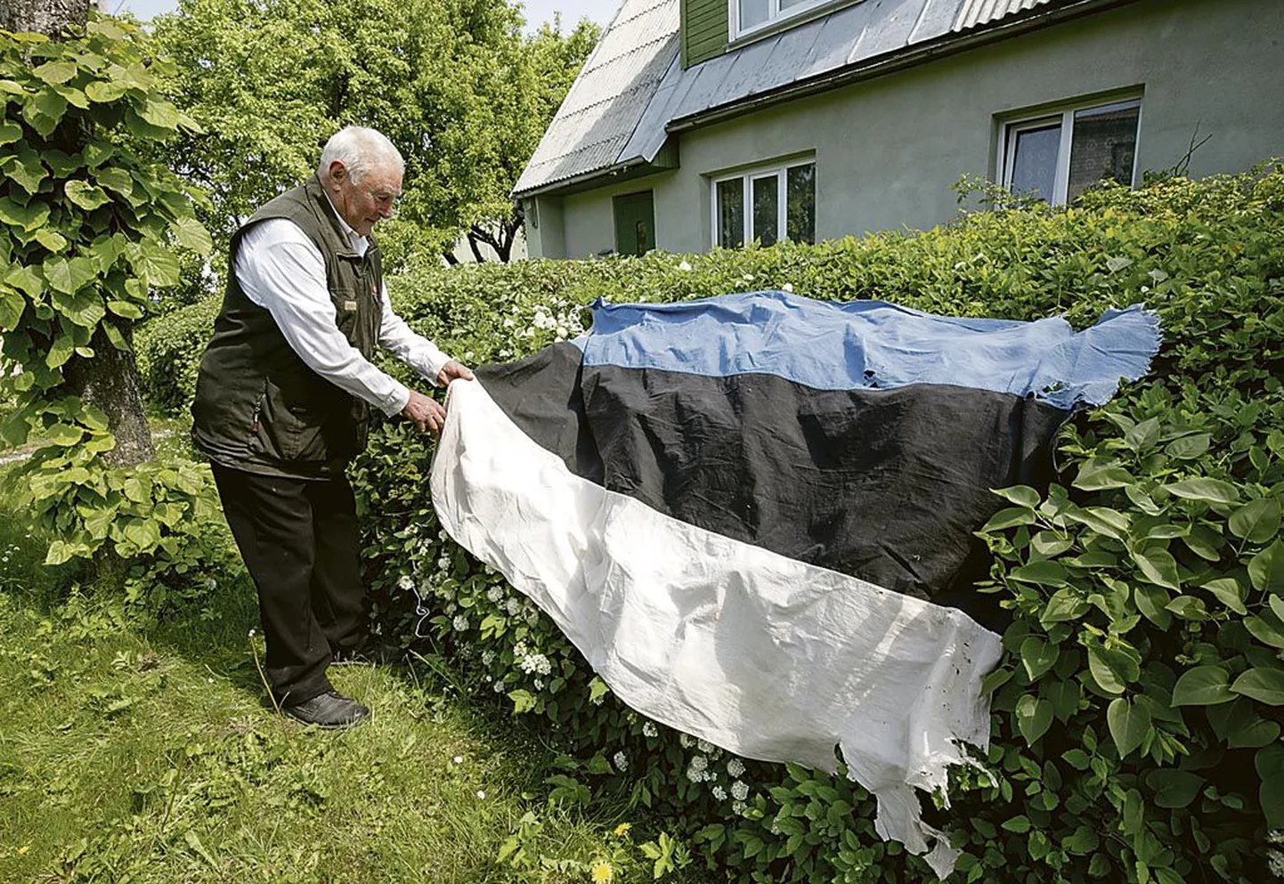 Helmut Aasamäe sinimustvalge lipuga, mis olevat lehvinud Endla rõdul.