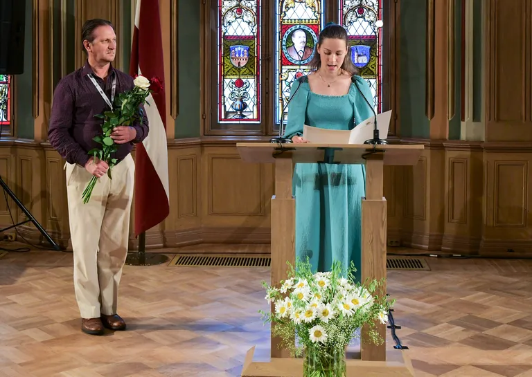 Latvijas Okupācijas muzeja vadību, darbiniekus un sanākušos lūgtos viesus 30 gadu darbības atceres brīdī Mazajā Ģildē sveic Latvijas Etnogrāfiskā brīvdabas muzeja speciāliste Rozīte Katrīna Spīča un Rīgas Latviešu biedrības domnieks Ernests Spīčs.