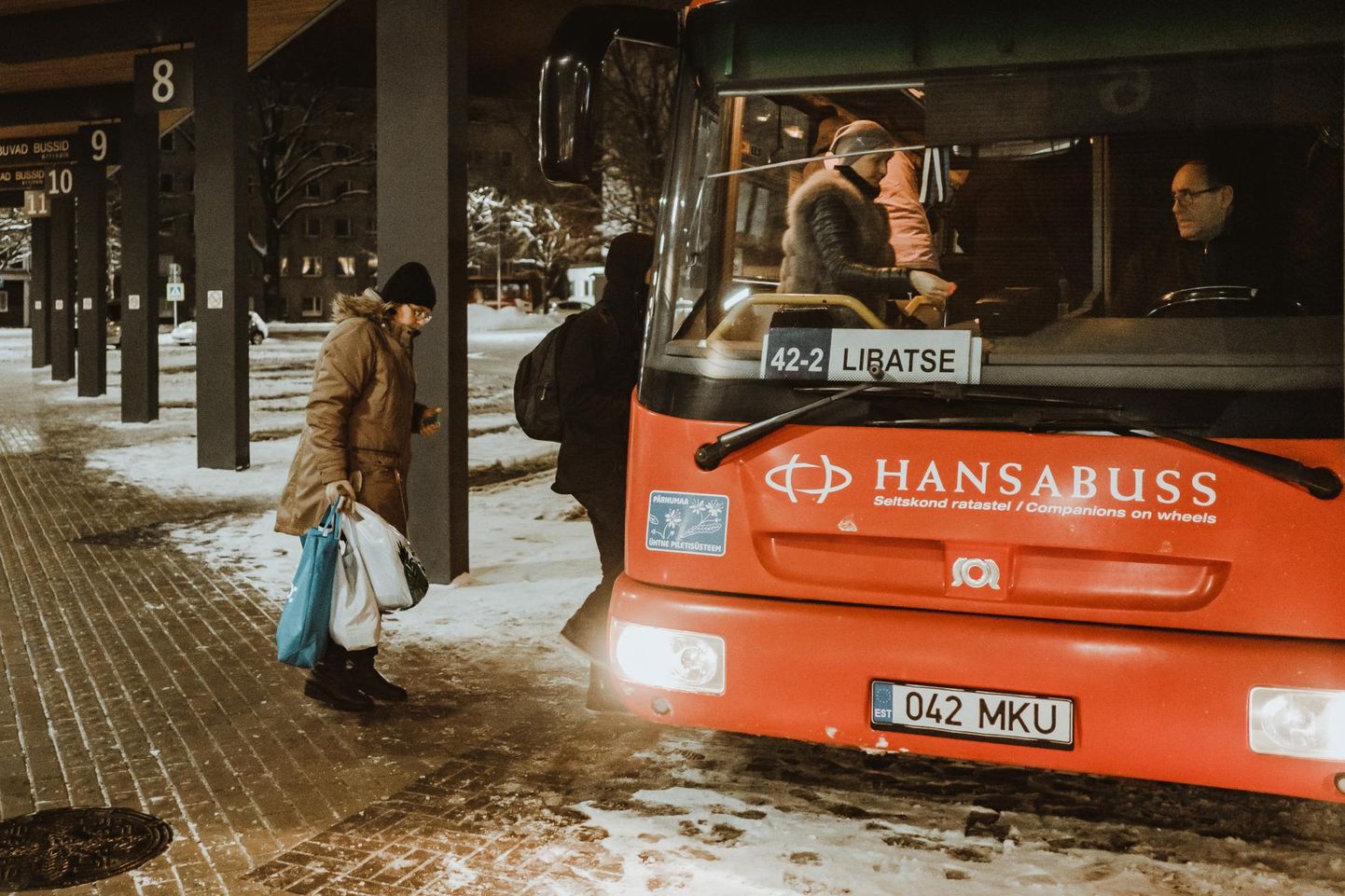 Pärnu bussijaamast Libatsesse väljuv maabuss nr 42-2.