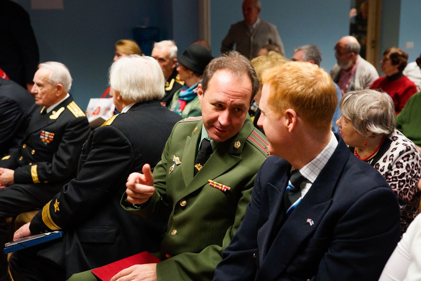 Agressiivse värbajana tuntud Venemaa kaitseatašee Oleg Afanasjev (rohelises)vestleb Suurbritannia Tallinna saatkonna töötajaga.