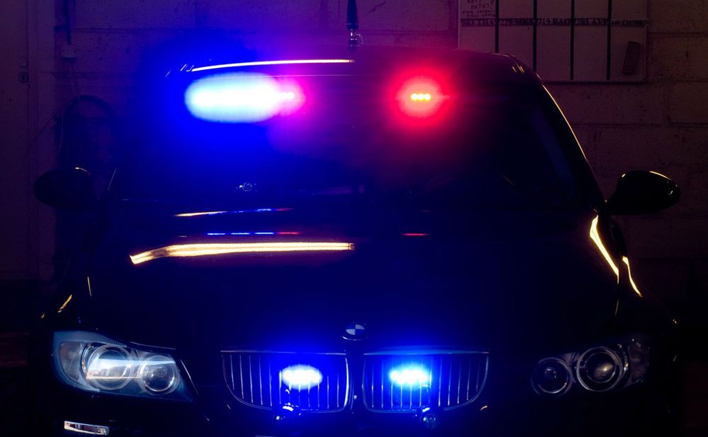 Машины полиции без спецраскраски имеют более яркие проблесковые маяки, спрятанные за решеткой радиатора и в салоне.