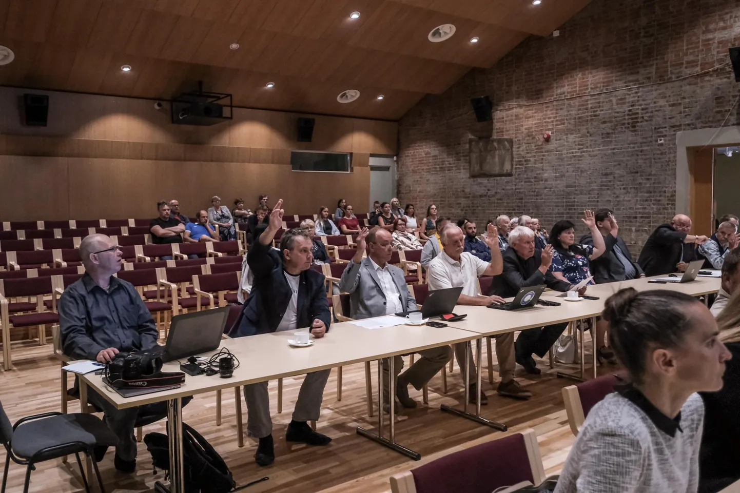 Saarde volikogu märtsiistung võib edasi lükkuda, kuna praeguses olukorras ei soovi mõni­ volinik koguneda ja digitaalseid lahendusi pole valmis mõeldud.