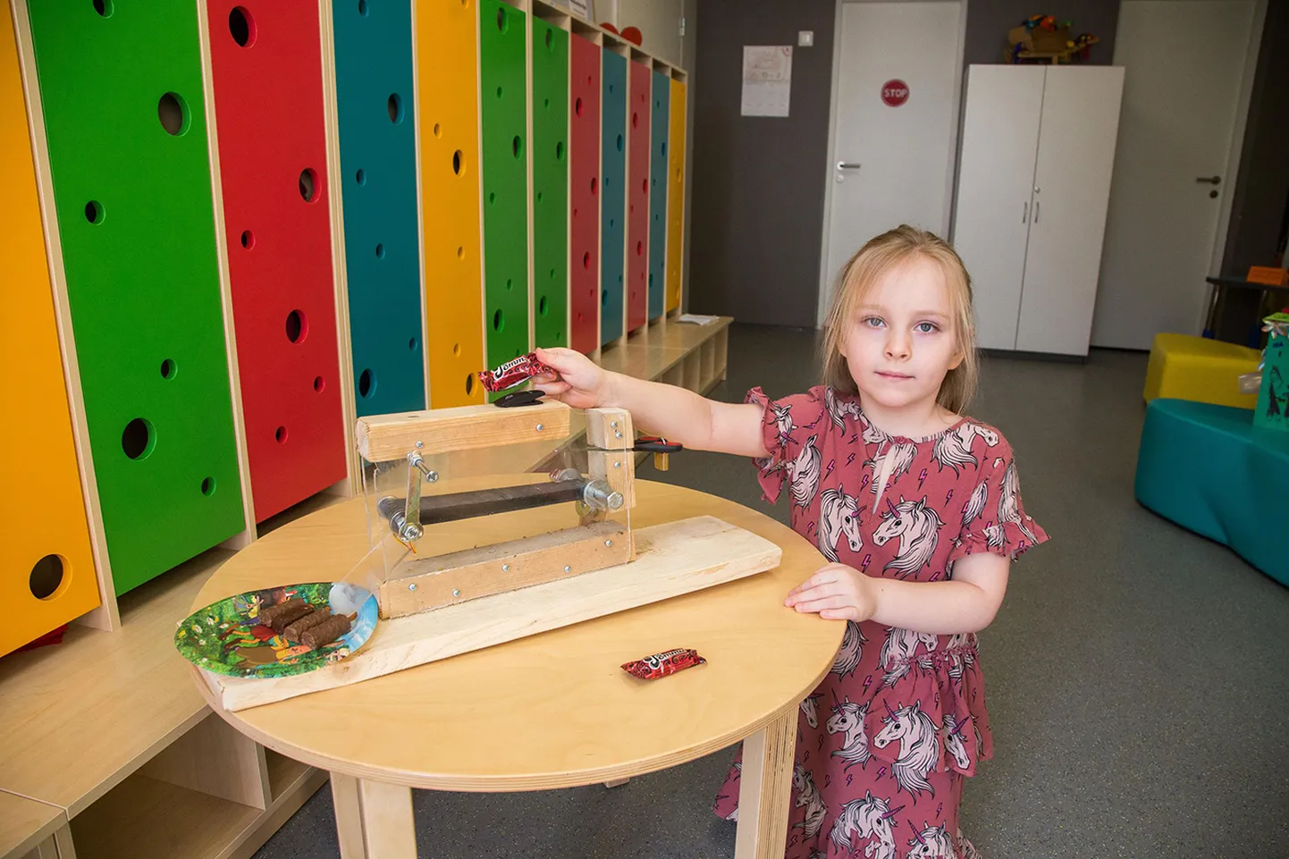 Emili Kõonurm tutvustab kommipaberiavajat, millega hakkavad varsti komme paberist välja võtma kõik Lottemaa külastajad.