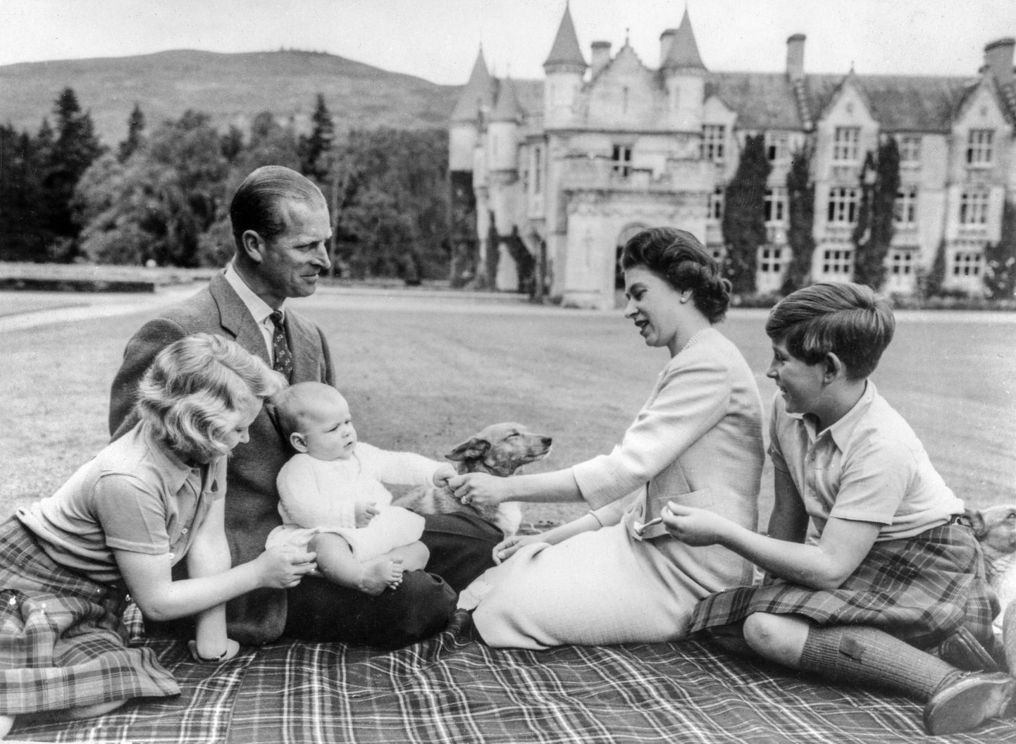 Kuninganna Elizabeth II abikaasa prints Philipi ja nende kolme lapse Edwardi, Anne'i ja Andrew'ga. Pildilt on puudu troonipärija Charles.