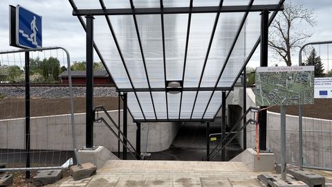 Kergliiklustunnel näib valmis, kuid liiklejatele on kaldteed ikka suletud