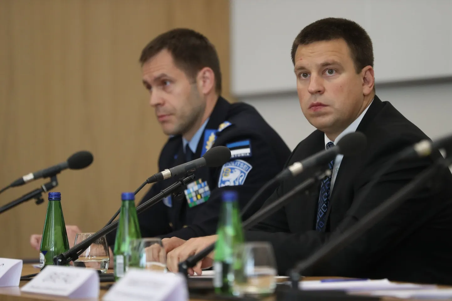 Peaminister Jüri Ratas, ettevõtlus- ja infotehnoloogiaminister Urve Palo, RIA peadirektor Taimar Peterkop ning politsei- ja piirivalveameti Elmar Vaher pressikonverentsil.