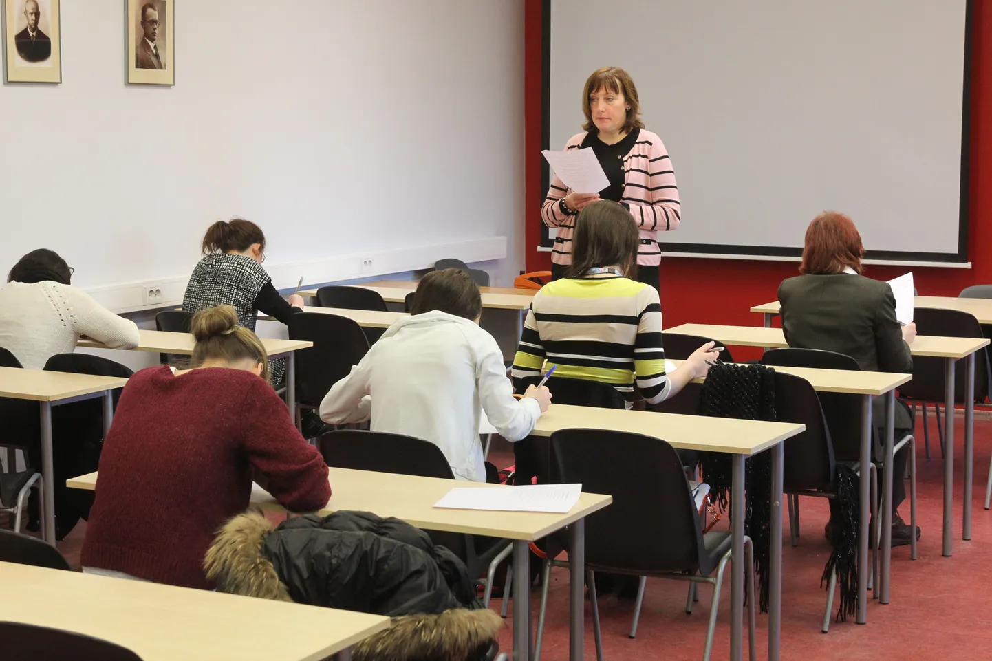 Pildil tudengid ja eesti keele professor Reili Argus.