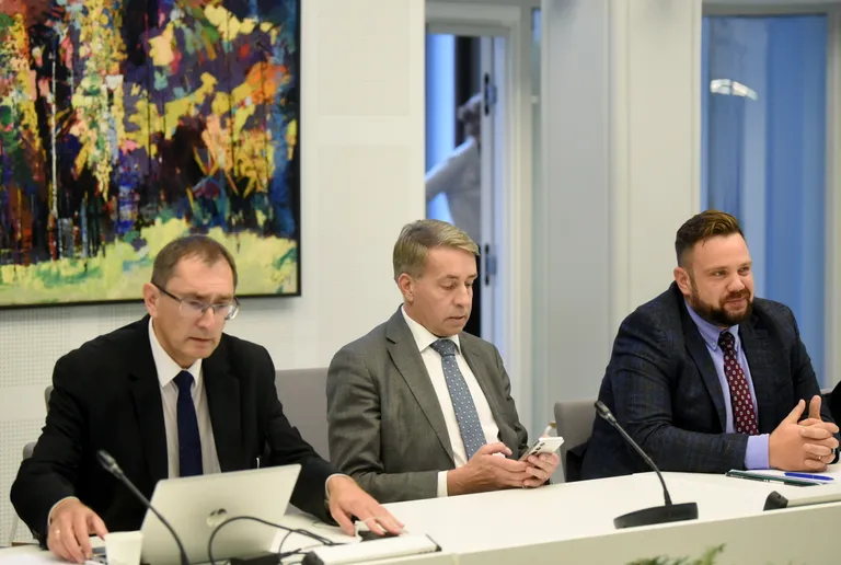Bijušais satiksmes ministrs Tālis Linkaits (no kreisās), tagadējais labklājības ministrs Uldis Augulis un bijušais satiksmes ministrs, Saeimas deputāts Jānis Vitenbergs piedalās Saeimas parlamentārās izmeklēšanas komisijas sēdē par "Rail Baltica" projekta parlamentārās kontroles nodrošināšanu, lai apzinātu projekta īstenošanā pieļautās kļūdas un panāktu, ka tas kļūst par prioritāru valdības jautājumu.