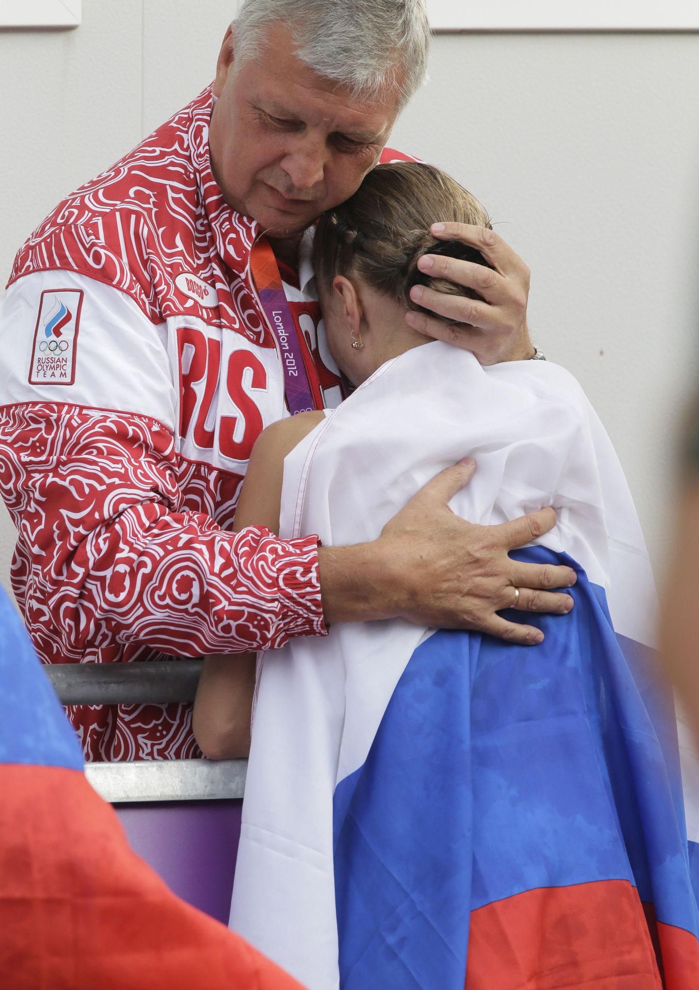 Aleksei Melnikov (pildil kaelustamas Londoni olümpial käijat Olga Kaniskinat) on üks, kellele WADA nõuab eluaegset tegutsemiskeeldu.