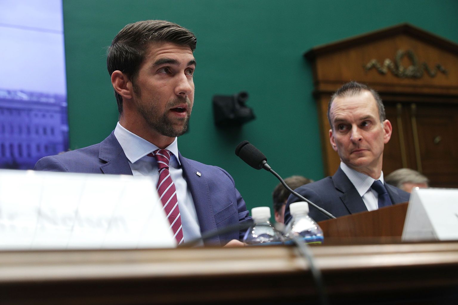USA dopinguagentuuri juht Travis Tygart (paremal) kutsus Kongressi Esindajatekoja ette endale appi 28-kordse olümpiamedalisti Michael Phelpsi, kes kritiseeris avalikkuse ees esmakordselt keelatud ainetega patustajaid.