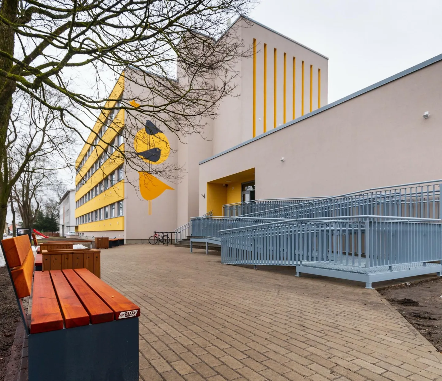 Pärnu Linna Halduse kontor asub Liiva 8d munitsipaalmaja esimesel korrusel.