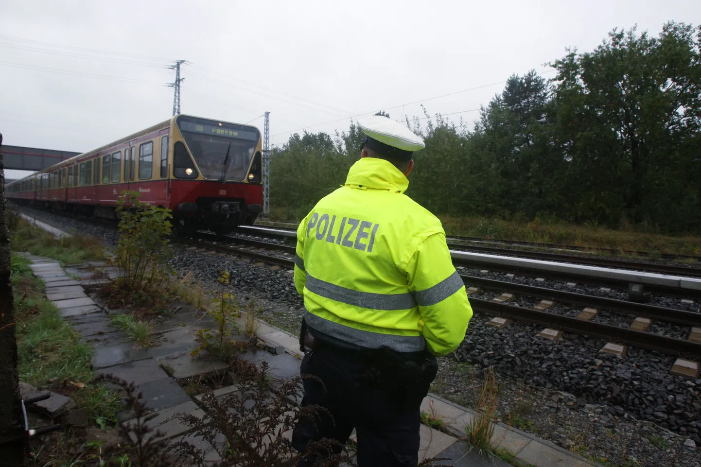 Saksa politseinik täna Berliinis S-Bahni raudtee ääres, kust leiti taas süütepudeleid.