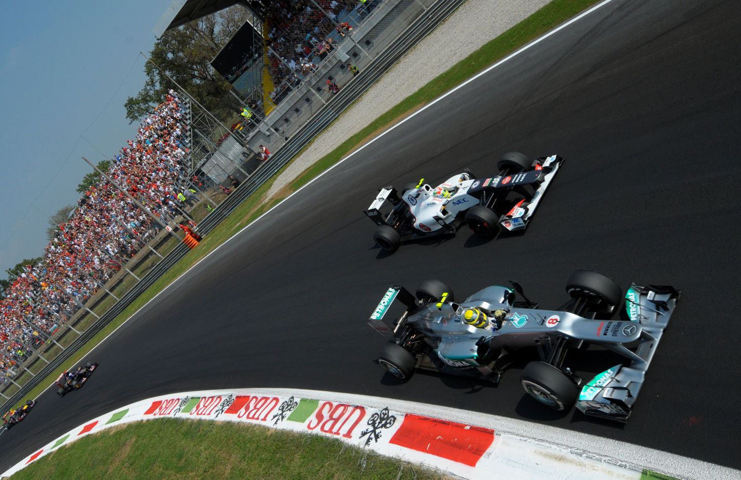 Nico Rosberg ja Sergio Perez sisenevad 2012. aasta Itaalia vormel-1 etapil Monza ringrajal Parabolica kurvi. Paremal on näha kruusane väljasõiduala.