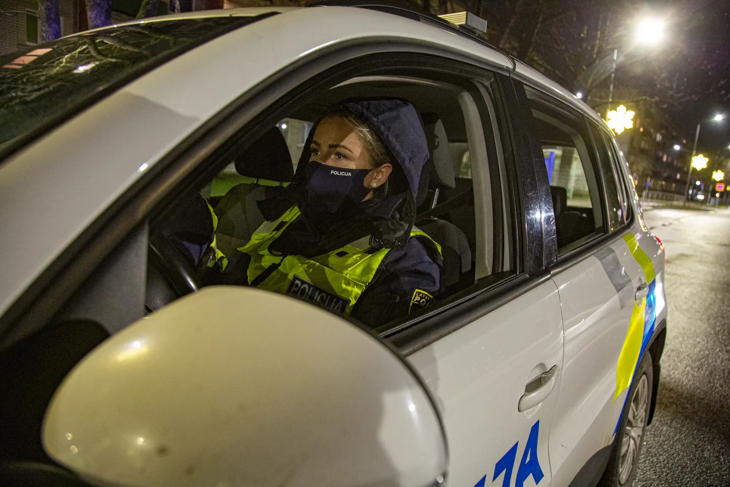 Полиция во время комендантского часа