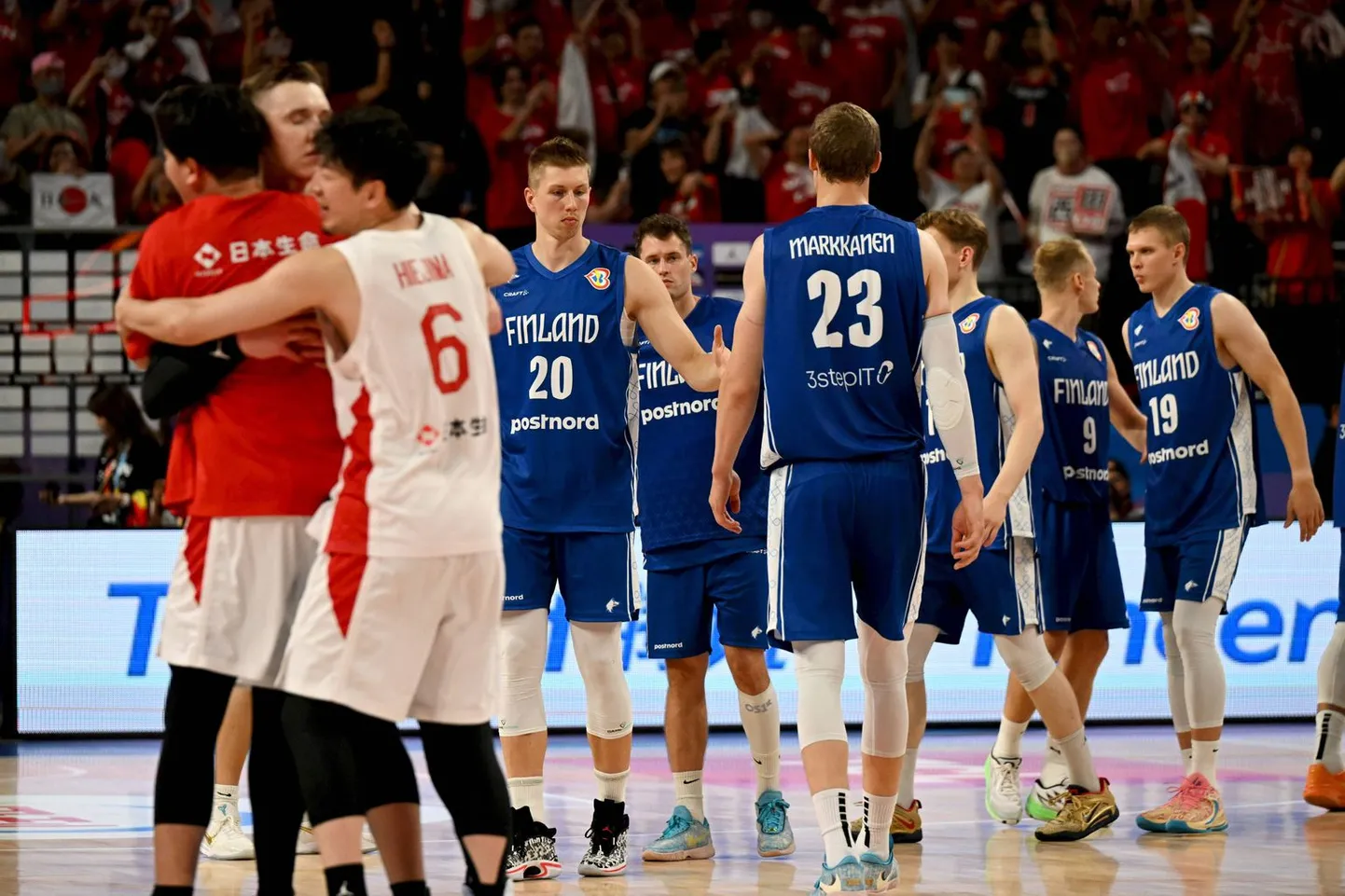 Сборная Финляндии по баскетболу после матча ЧМ против сборной Японии.