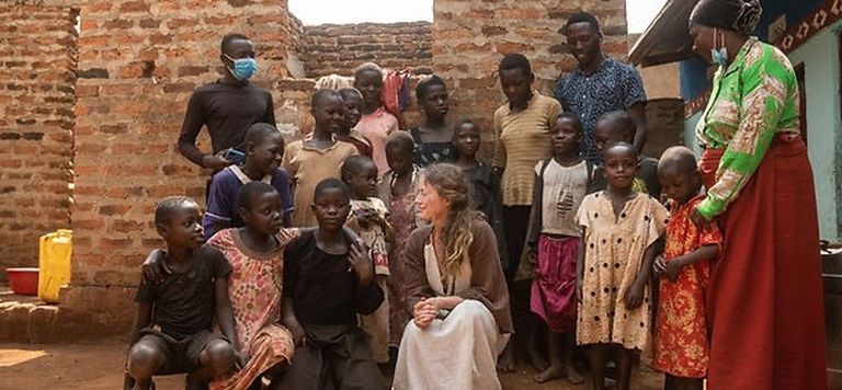 Хенесси Шмидт в Уганде с жителями деревни.