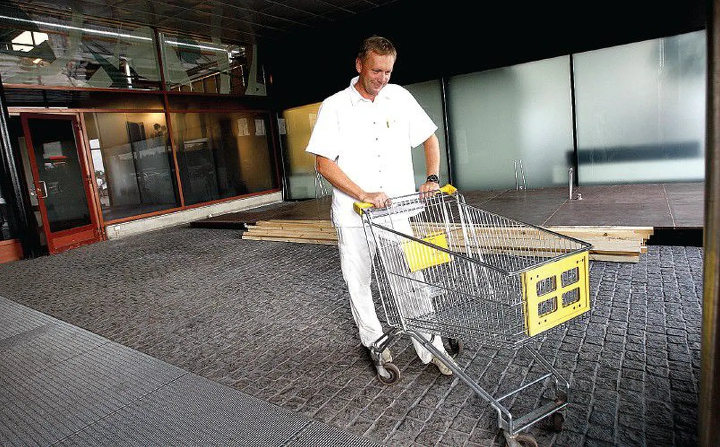 Lõunakeskuse juht Jaan Lott on taluturu jaoks välja valinud teise sissepääsu fuajee, kuhu tuleb kaks letti.