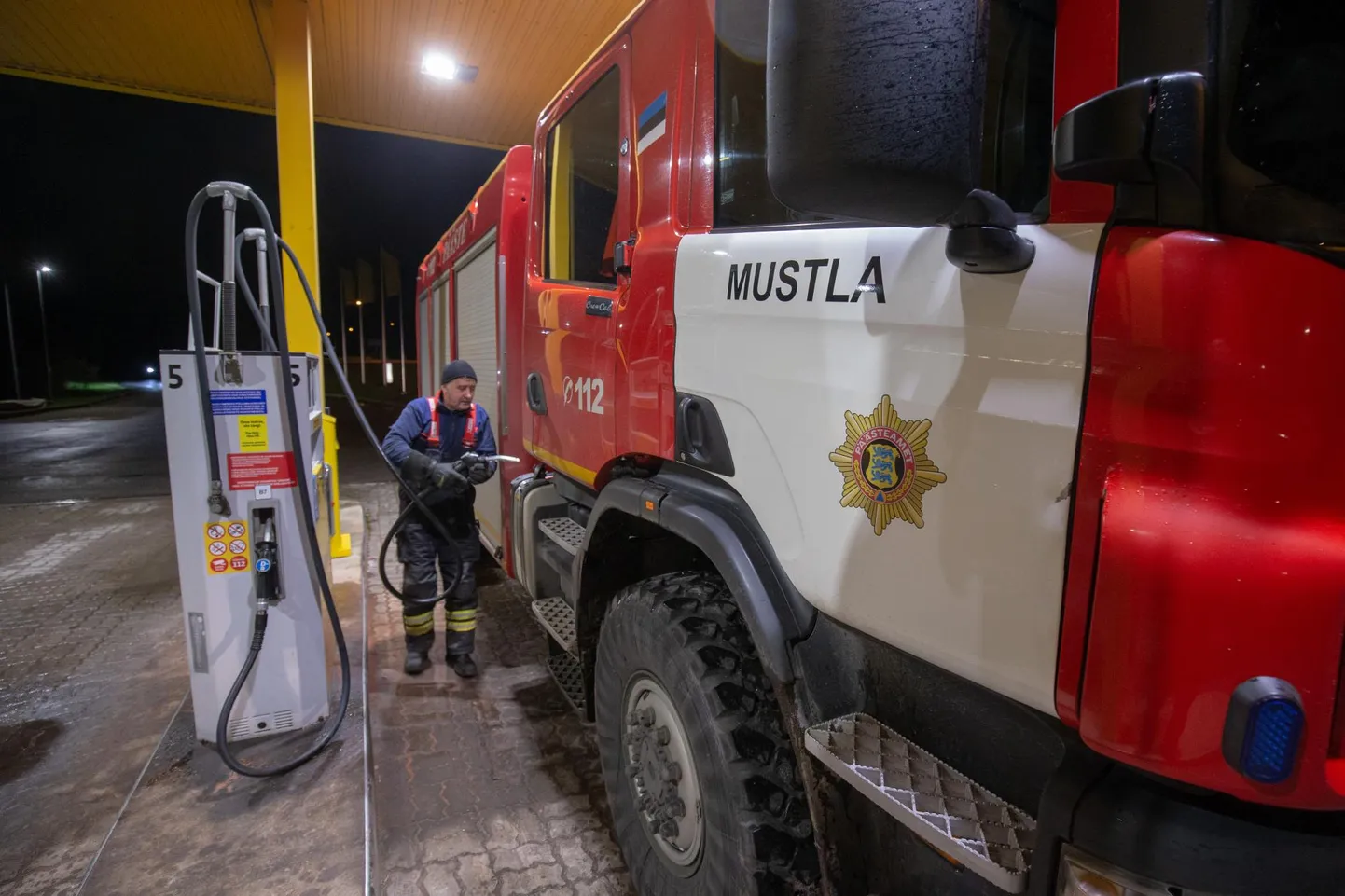 Mustla päästekomando valmistub väljasõiduks.