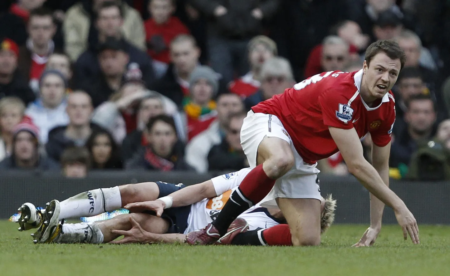 Jonny Evans (esiplaanil) vahetult pärast Stuart Holdenile vea tegemist.
