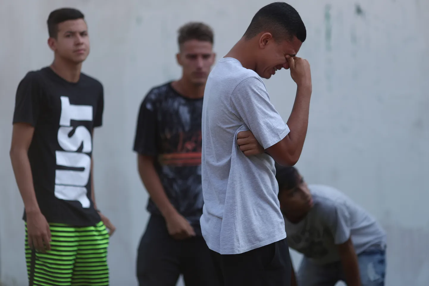 Inimesed Flamengo jalgpalliklubi treeningbaasi ümbruses.