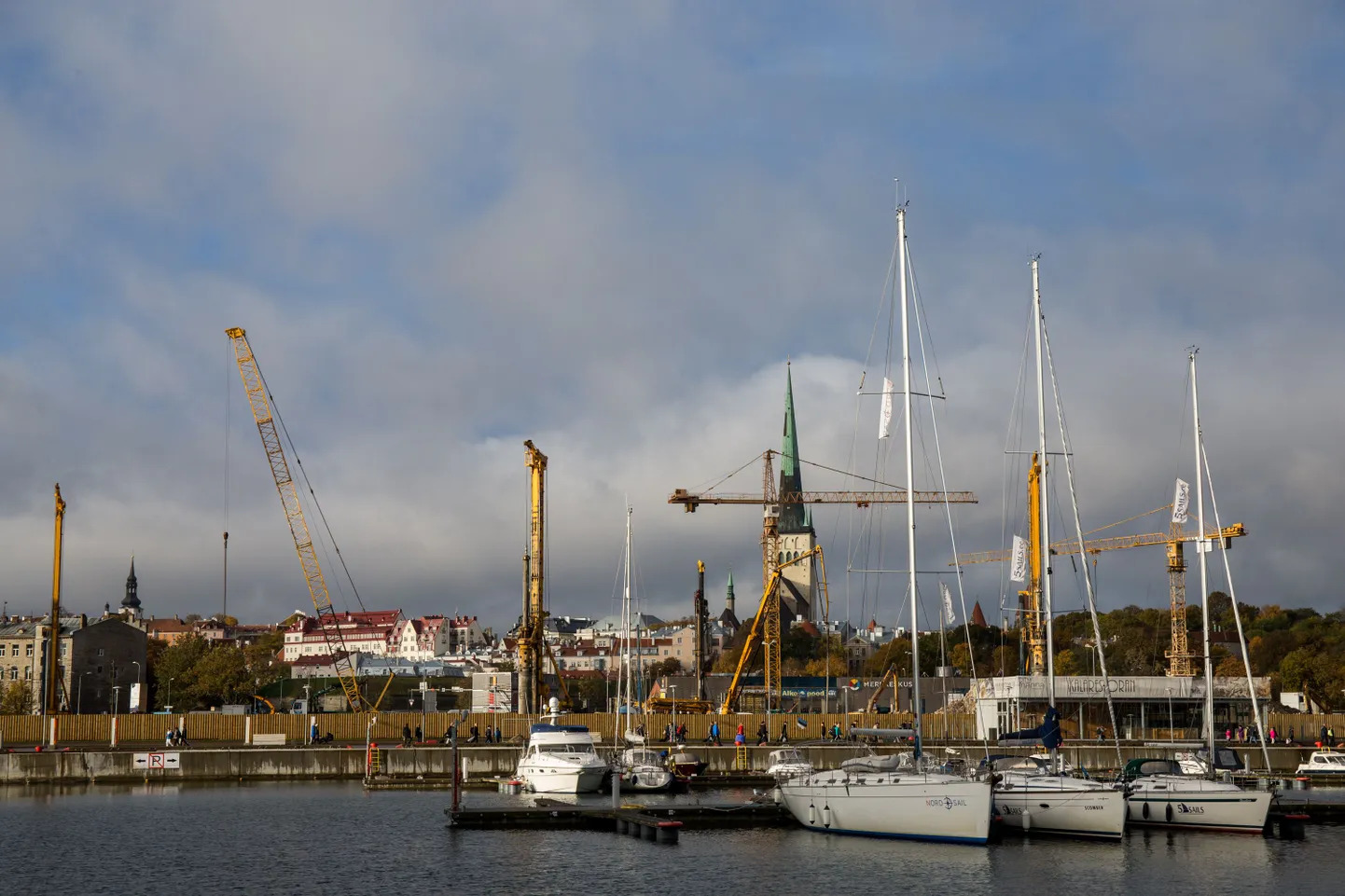 23.10.2015. TALLINN: 
Ehitustegevus Vanasadama ümbruses. Pildil kraanad sadama lähistel ja taustal Oleviste kiriku torn.
sadam, jahid, ehitus, ehitusplats, Tallinna vanalinn, kirik
FOTO: EERO VABAMÄGI/POSTIMEES
