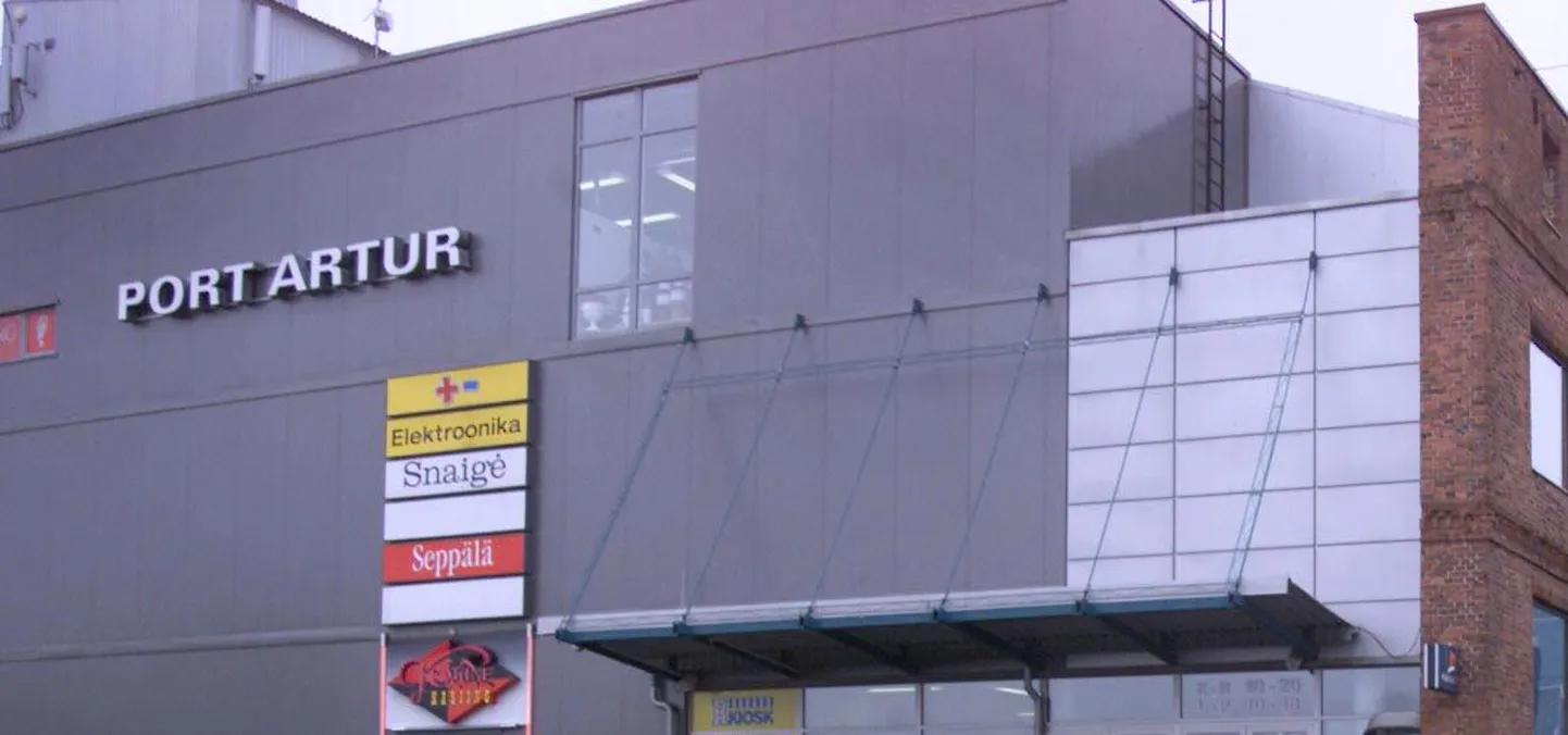 Katkise kliimaseadmega Port Artur 1 kaubanduskeskuses tõuseb temperatuur õhtuks 35 kraadini ja üle selle.