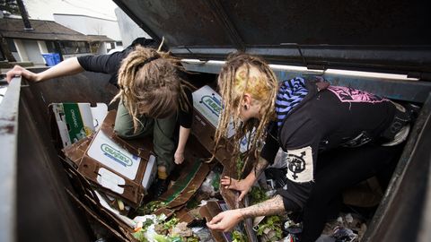 В Эстонии набирает популярность дампстер-дайвинг - ныряние в мусорные баки