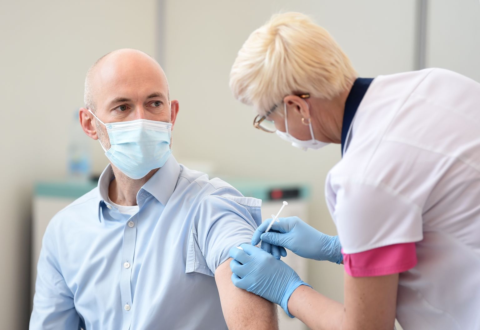 Veselības ministrs Daniels Pavļuts saņem "Astra Zeneca" vakcīnas pret Covid-19 pirmo poti Paula Stradiņa Klīniskajā universitātes slimnīcā.