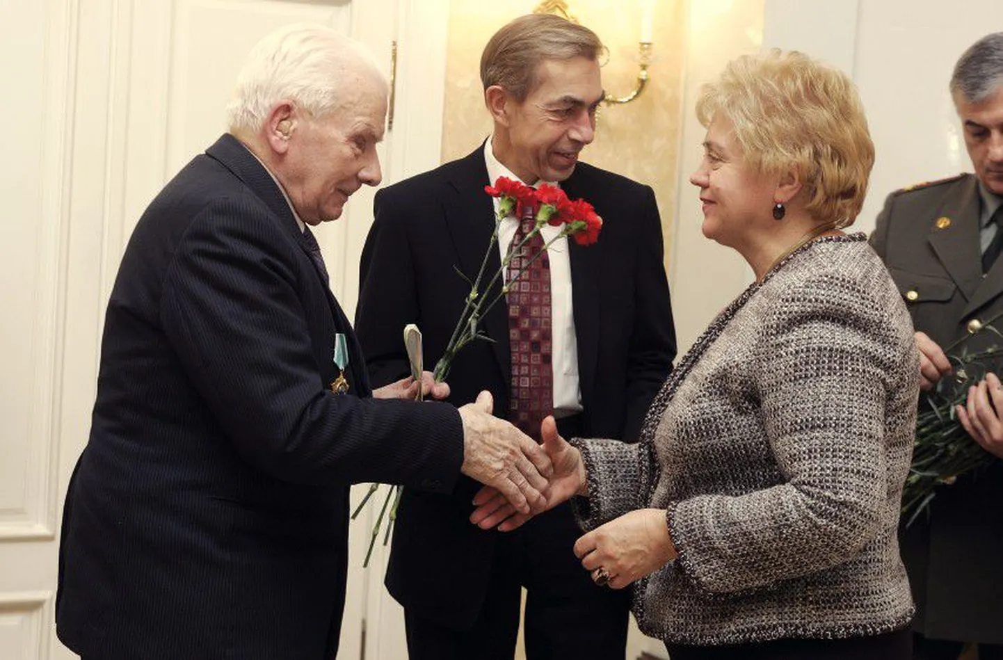Подарок получил и председатель Союза ветеранских организаций Эстонии Карл Вельц (слева), участник боев под Ленинградом.