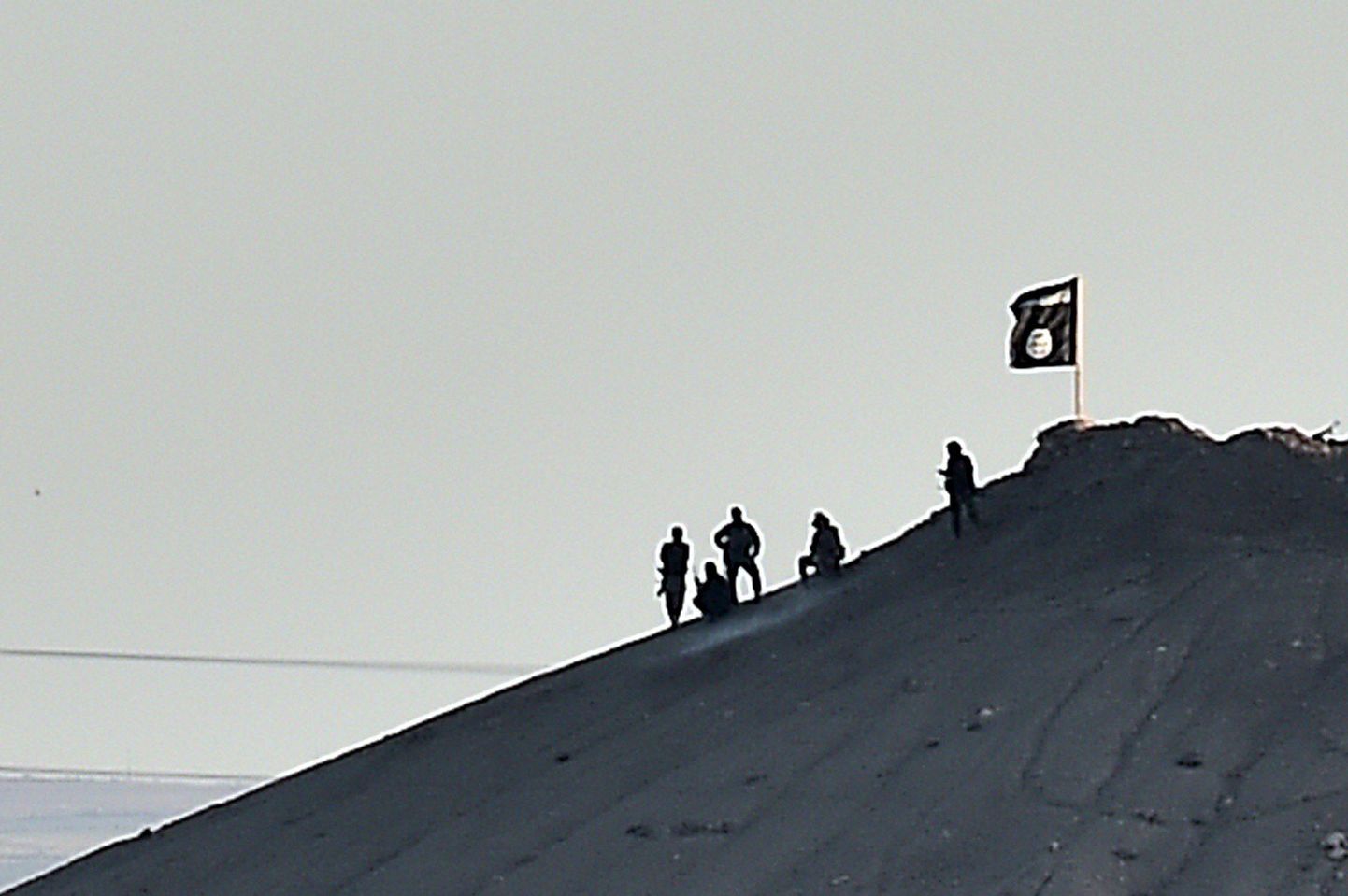 Islamiriigi mässulised oma lipu kõrval.