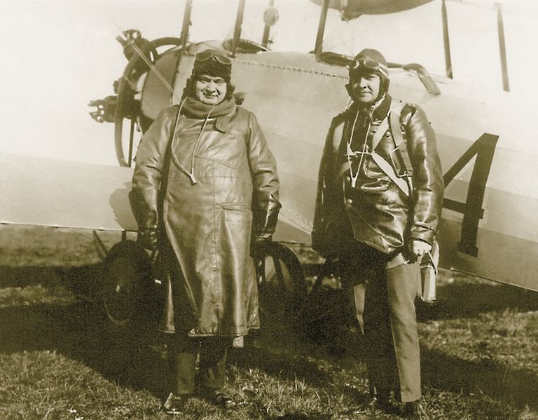 Madal lend. Onu Kostja Päts 1931. aastal lennukit proovimas. Hümnikonkurs lendas aga väga madalalt.
