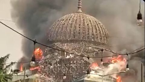 Видео ⟩ В Индонезии обрушился огромный купол горящей мечети