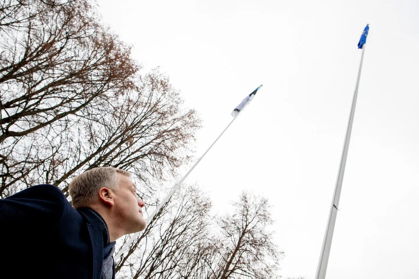 Euroopa Komisjoni Eesti esindus kinkis üle riigi 107 Euroopa Liidu lippu, vaid Saarde valda toodi lipp pidulikult kohale. Esmaspäeval Kilingi-Nõmme vabadussõja mälestussamba juures toimunud heiskamistseremoonia tekitas EKRE Pärnu piirkonna liikmetele meelepaha.