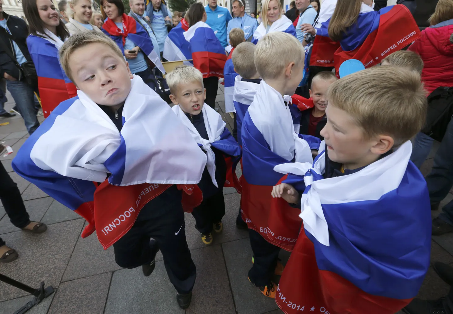 Vene lippudesse mähkunud Peterburi poisid.
