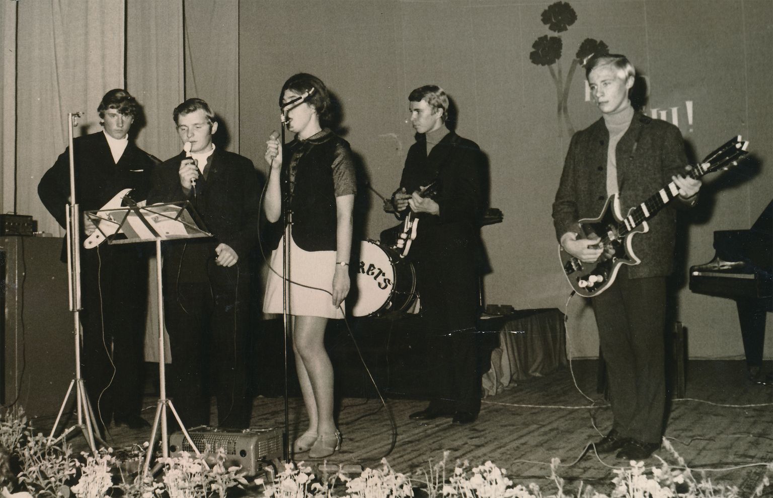 ALGUS: Wickersi üks esimesi etteasteid Orissaare kultuurimaja laval 1969. aasta alguses. (Vasakult) Ants Leis, Rein Kelder, Luule Kivi, Toomas Naaber, Vello Põldemaa. Taga trummidel Anto Õng. Põldemaa mängib isetehtud kitarril.