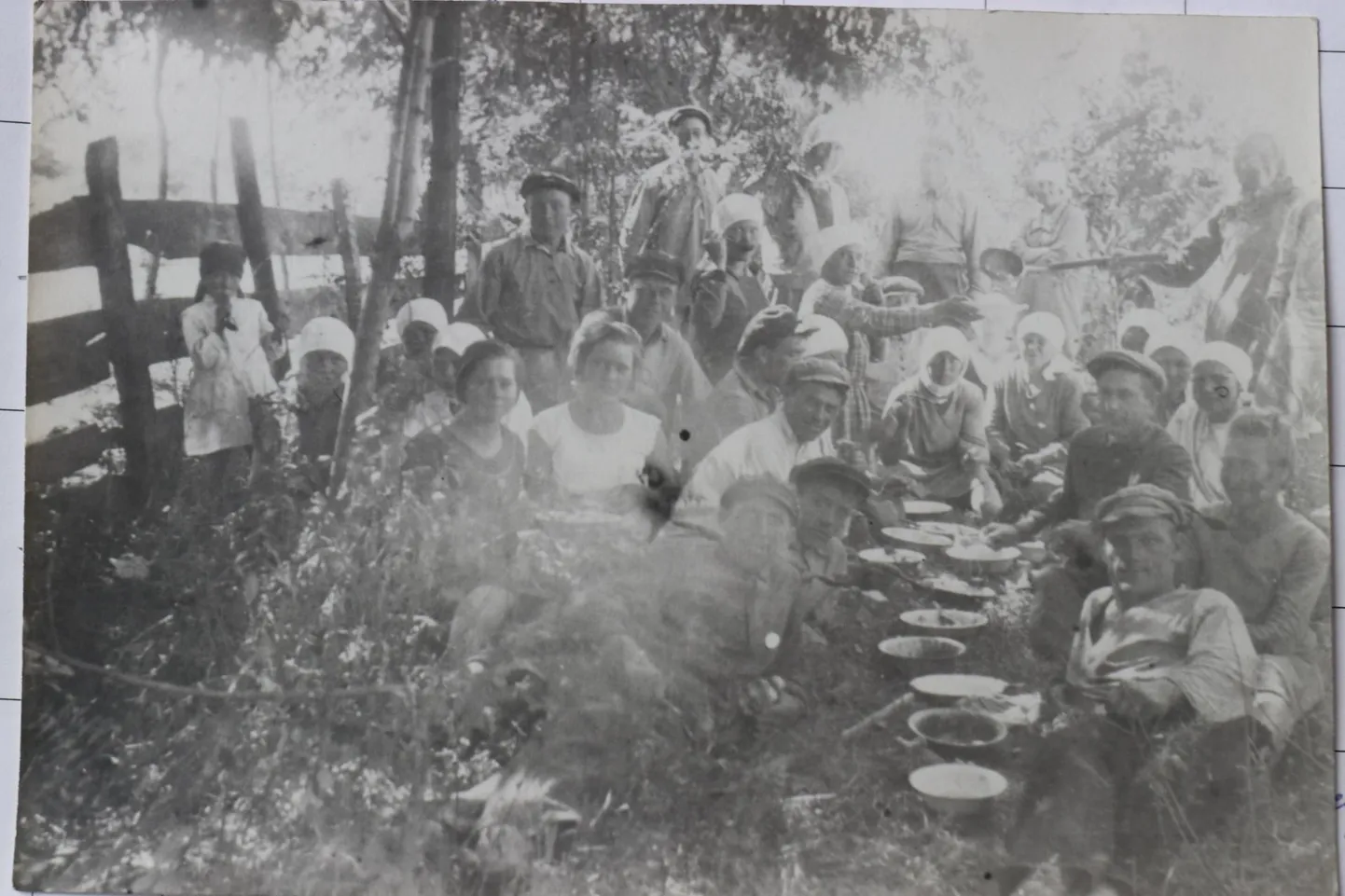 Lõunapaus viljakoristuse ajal Uus-Eesti külas 1932. aastal. Eesti külas tegutses tollal kolhoos Uus Tee. Enamik meestest sellel fotol vahistati 1938. aasta suvel ja lasti maha samal sügisel.