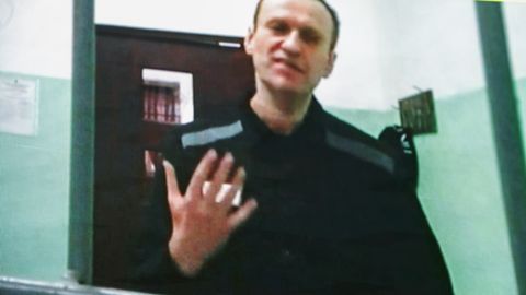 Навального заставили сто дней подряд слушать одно и то же обращение Путина