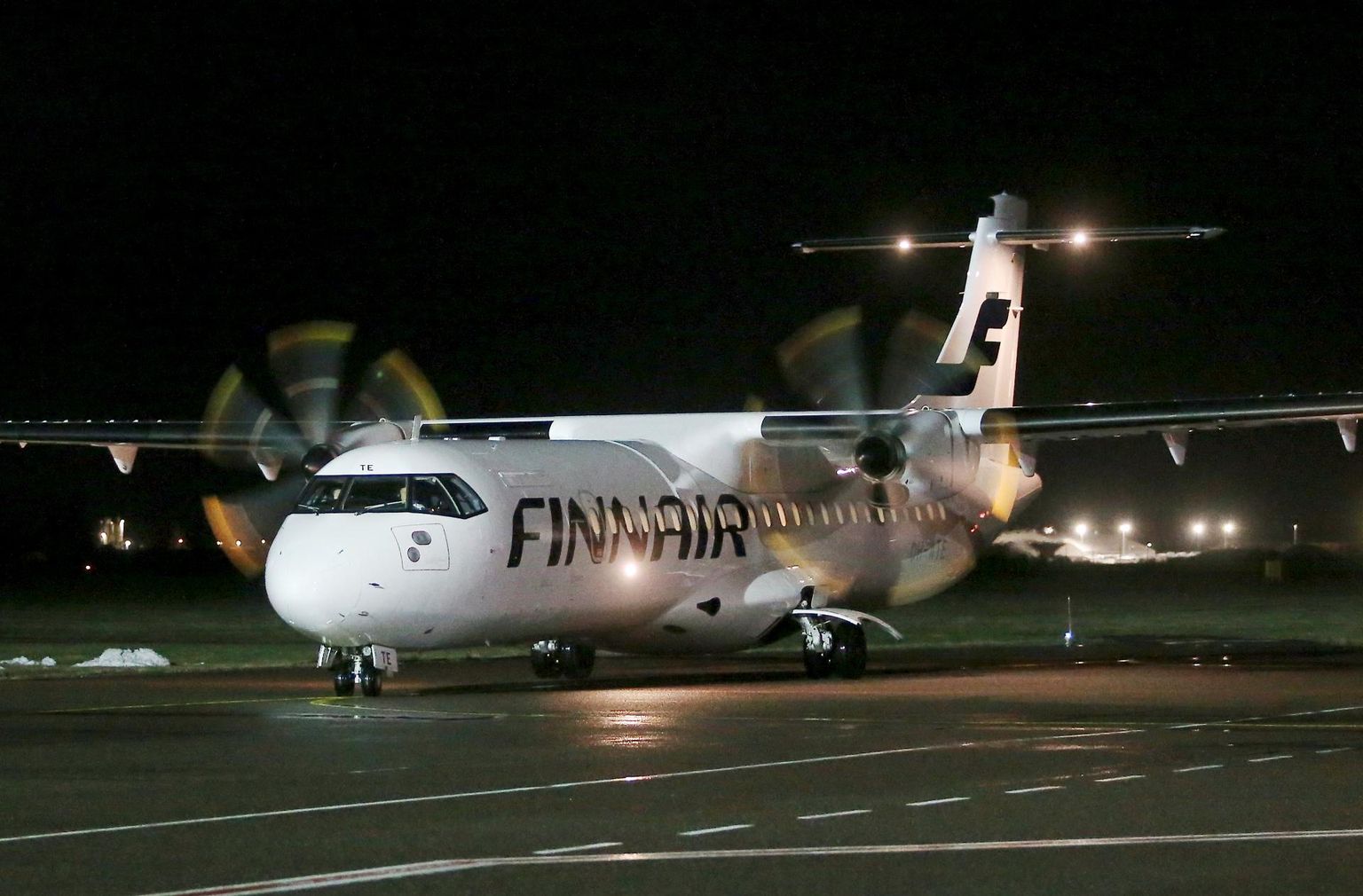 Maandunud Finnairi lennuk Ülenurme lennuväljal.
 