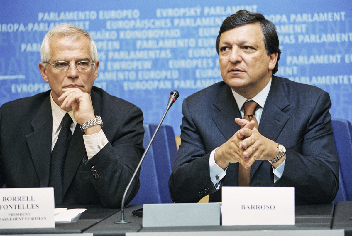 Президент Европейского парламента Жозеп Боррель и президент Европейской комиссии Жозе Мануэль Баррозу на пресс-конференции в 2004 году.