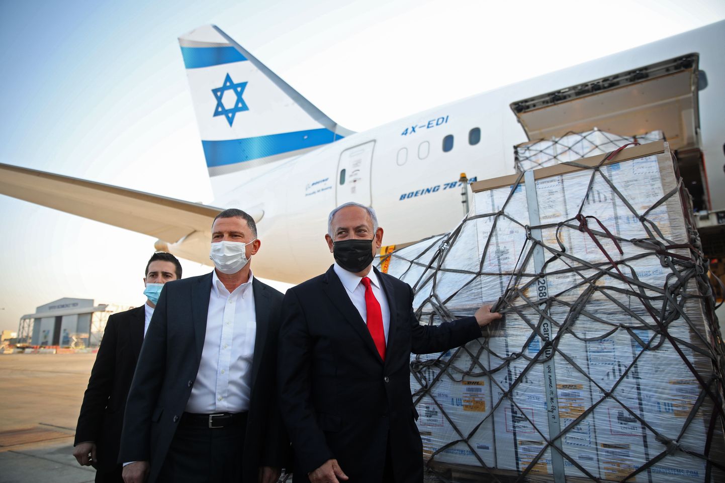 IIsraeli peaminister Benjamin Netanyahu (paremal) ja tervishoiuminister Yuli Edelstein (keskeö) 10. jaanuaril esimest Pfizer-BioNTechi koroonavaktsiini esimest saadetist vastu võtmas.