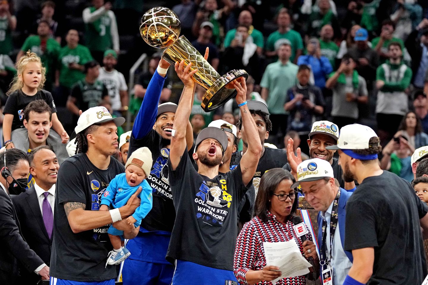 Stephen Curry ja teised tähistamas NBA võitu.
