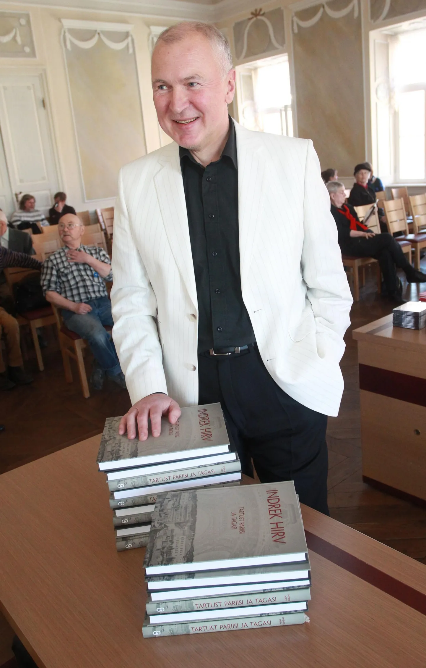 Indrek Hirv kunsti- ja reisiraamatuga "Tartust Pariisi ja tagasi".